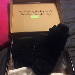 Black velvet wedge tennis shoes💖 Hidden heel! cool wedges !!